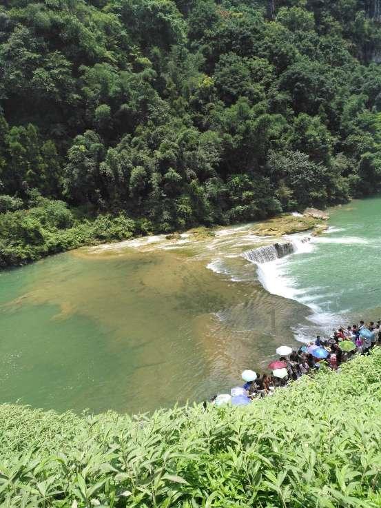 长沙岳麓山正门对面的那条街上有一个卖女装的店,貌似是连锁的,衣服蓝色粉色为主,年龄是二十岁左右。牌-全方位有问必答平台